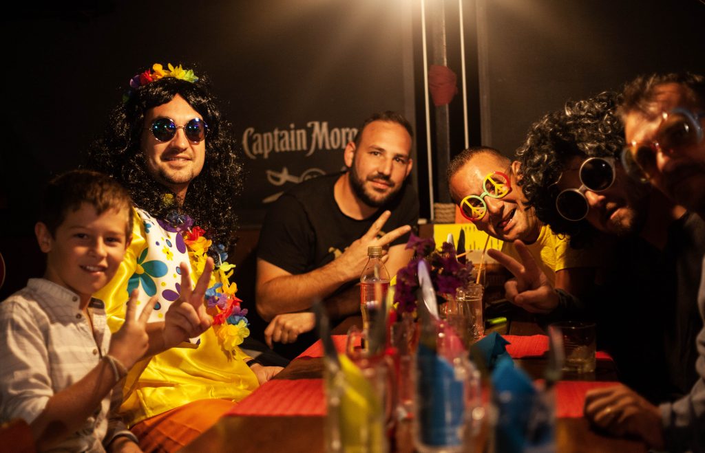 Coin bar du Restaurant Bateau Pirate avec cocktails originaux à Bois de Nèfles