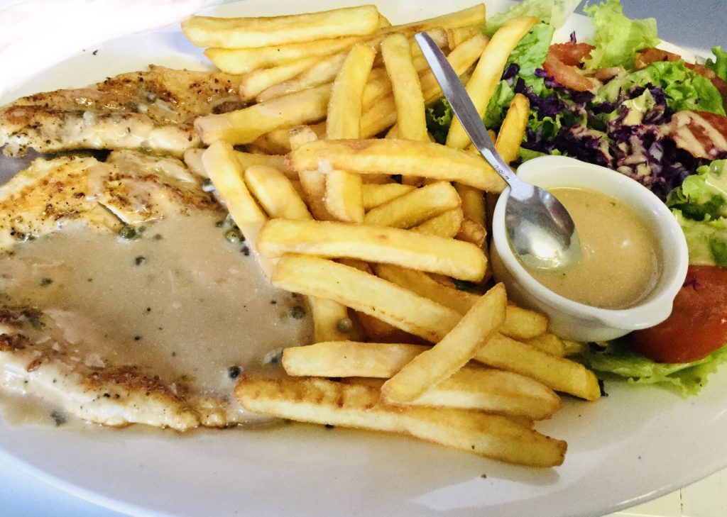 Cuisine généreuse et variée du Restaurant Bateau Pirate : burgers, tacos, paninis et woks